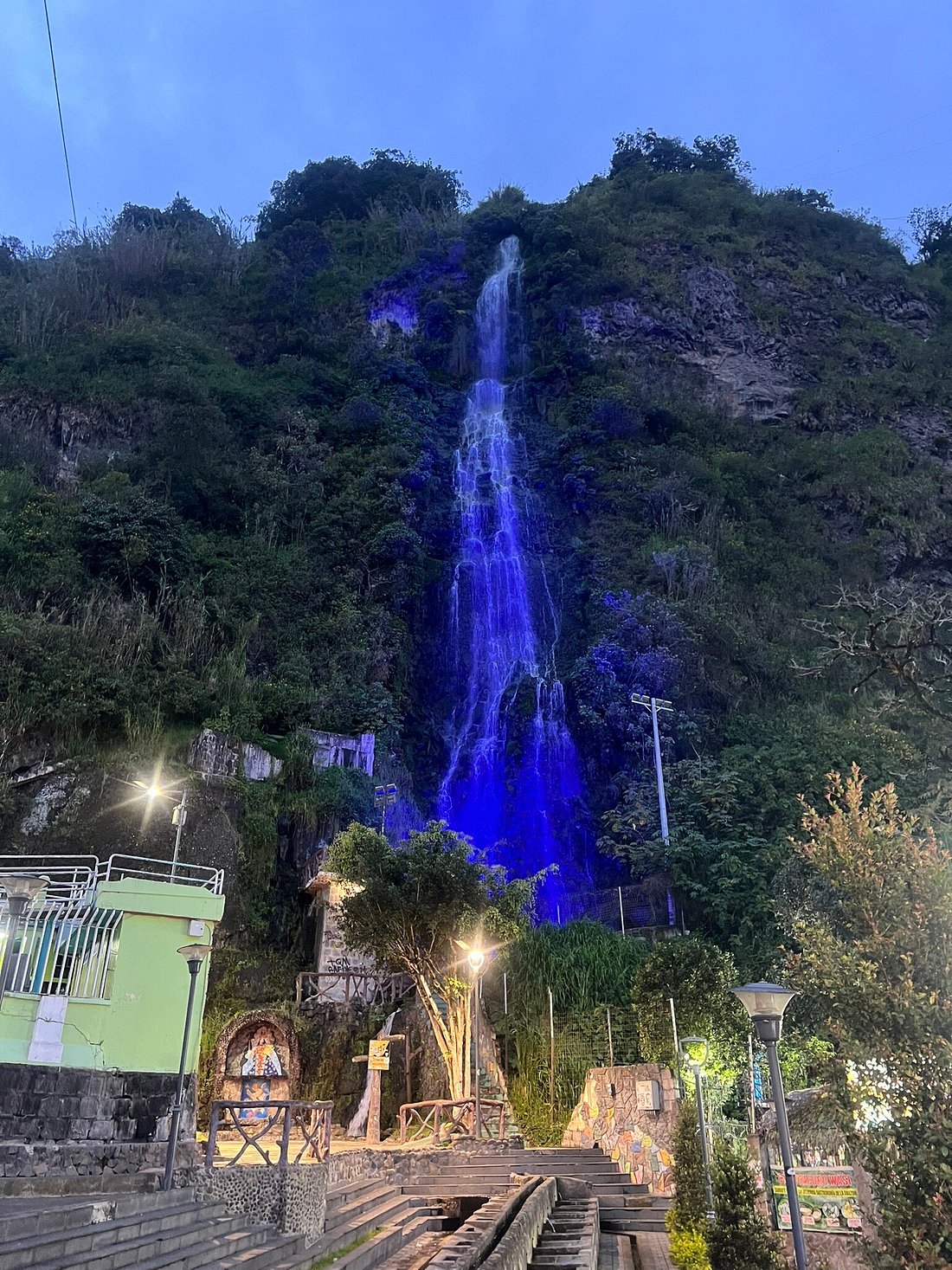 VOLCANES NEVADOS Y CASCADAS